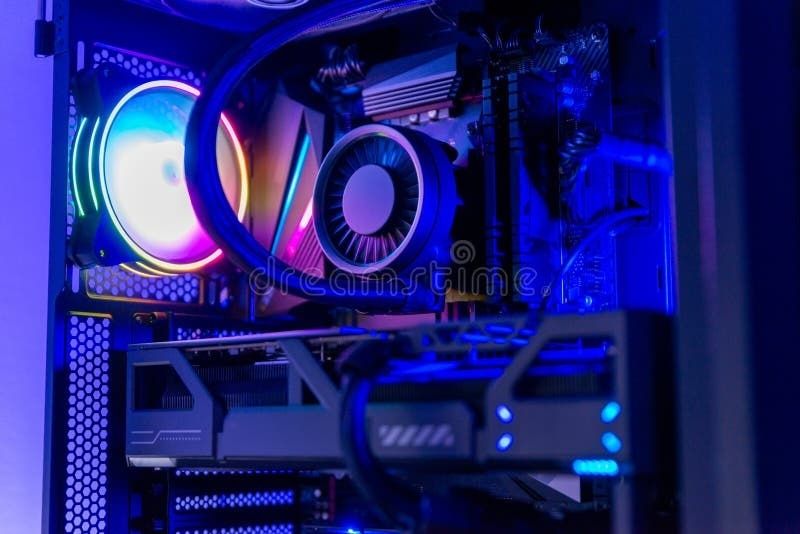 Beleuchteter Gaming-PC mit Grafikkarte und Kühlern im Gehäuse